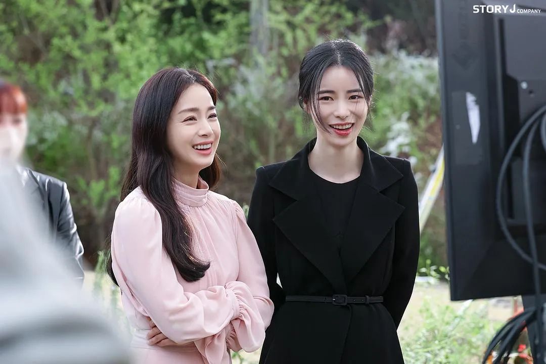 黑暗荣耀里妍珍直发采访片段,黑暗荣耀妍珍哪一集被女二发现