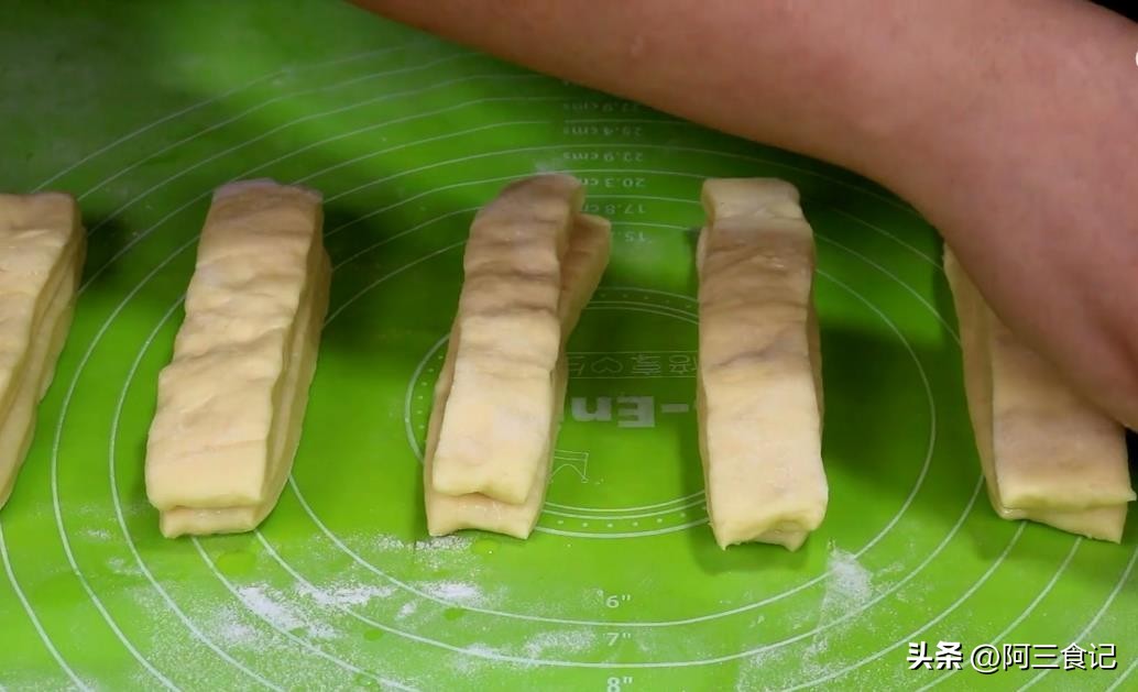 油条快速做酥脆松软完整教程,油条怎么做酥脆掉渣松软完整教程