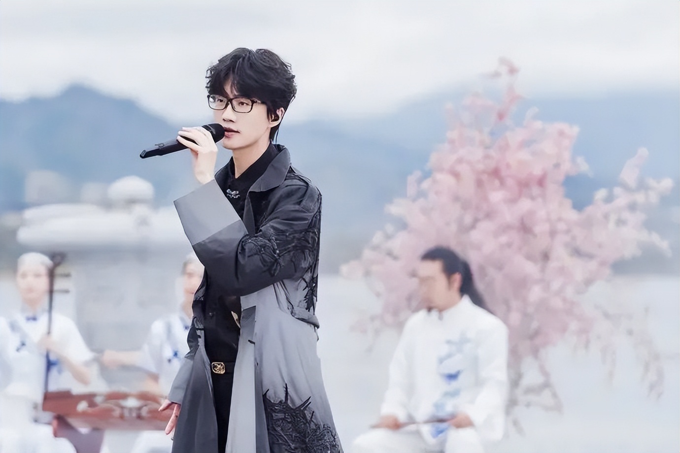 许嵩什么词被央视夸,许嵩成名曲背后的爱情故事