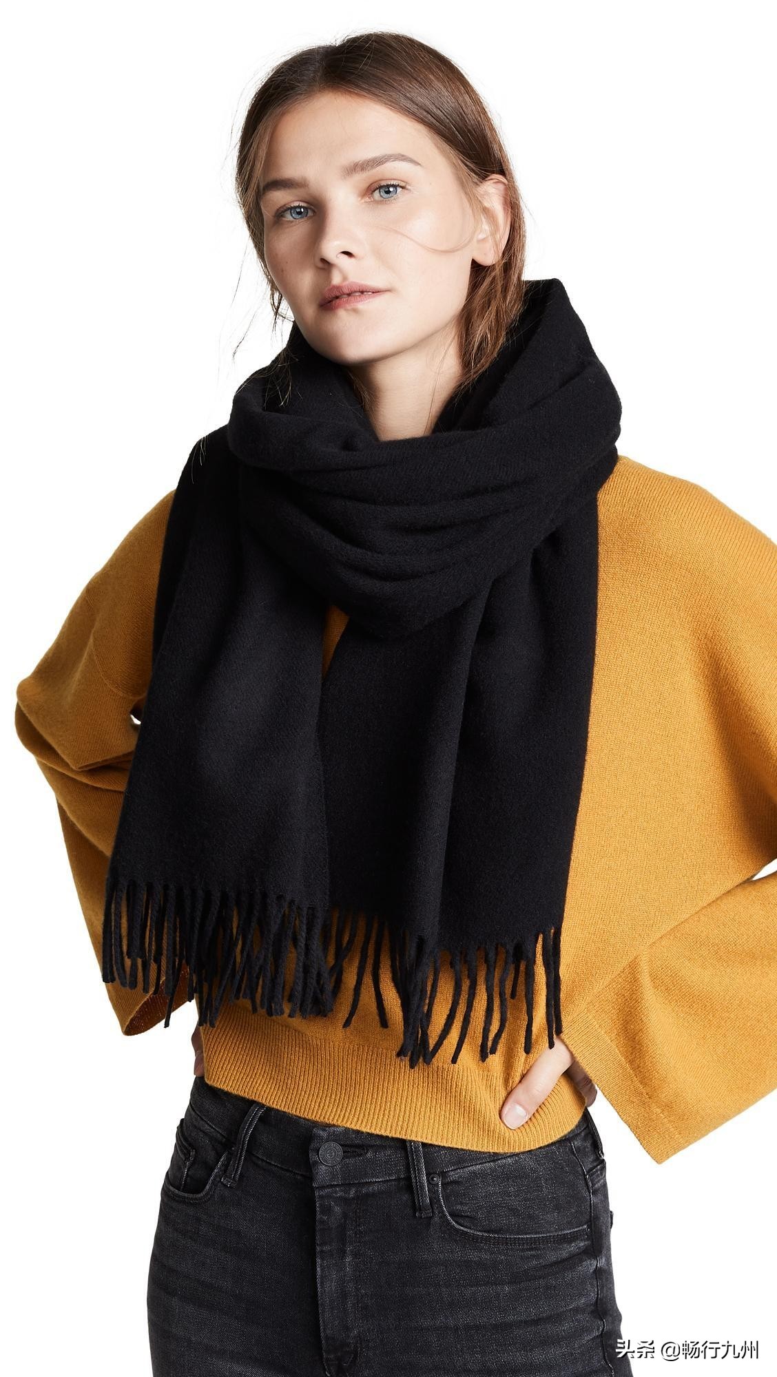 秋冬流行的大牌围巾,必备的三款颜色围巾