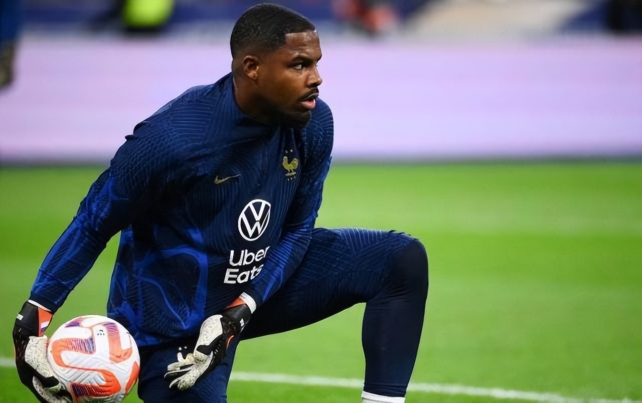 「早报」血染赛场+手球送点！不服输的C罗输给岁月