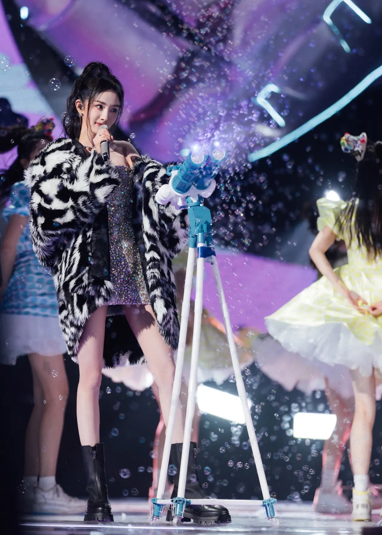 杨幂跨年晚会造型,杨幂跨年晚会造型太惊艳