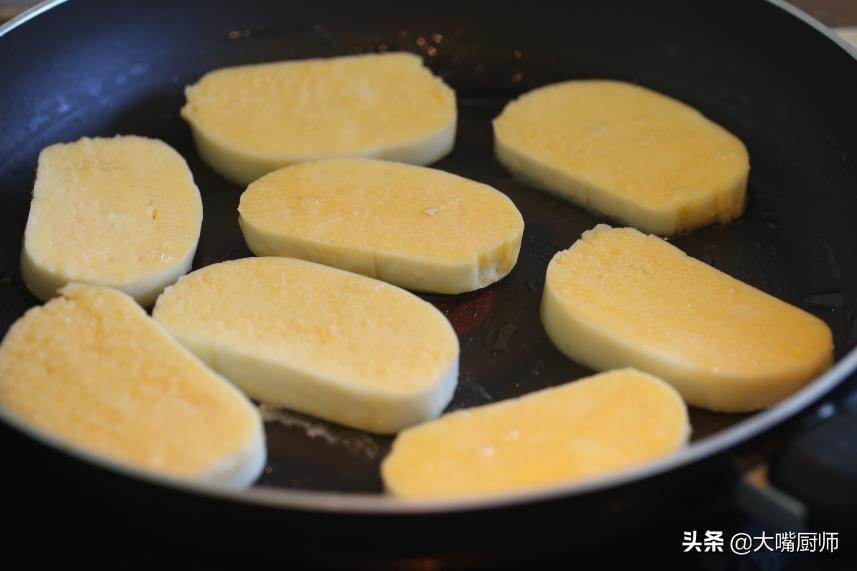 鸡蛋馒头片怎么裹得蛋液多,馒头切成小块裹上蛋液的做法