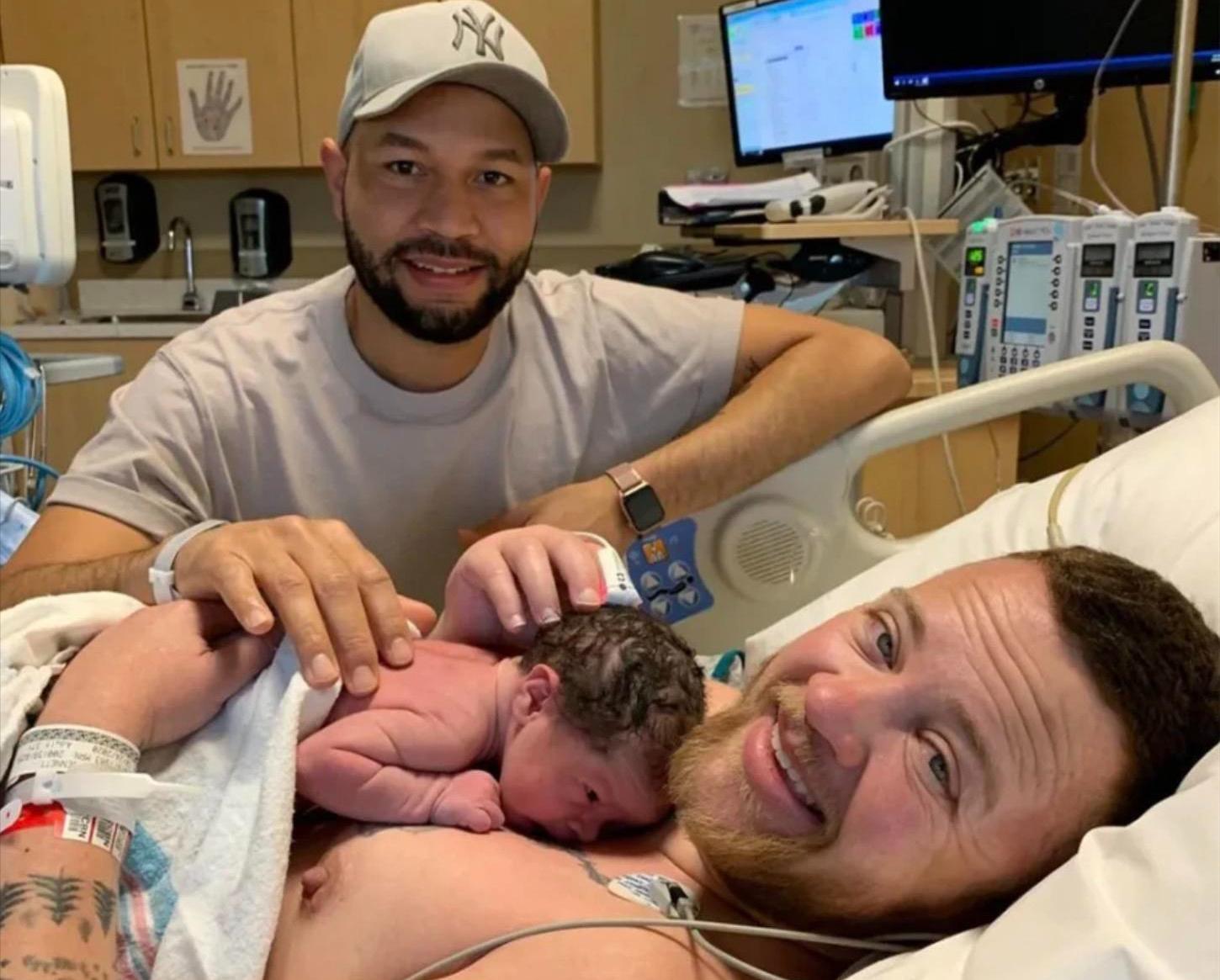 2020年，美国一男子自然怀孕生下男婴，竟不愿孩子叫自己“妈妈”