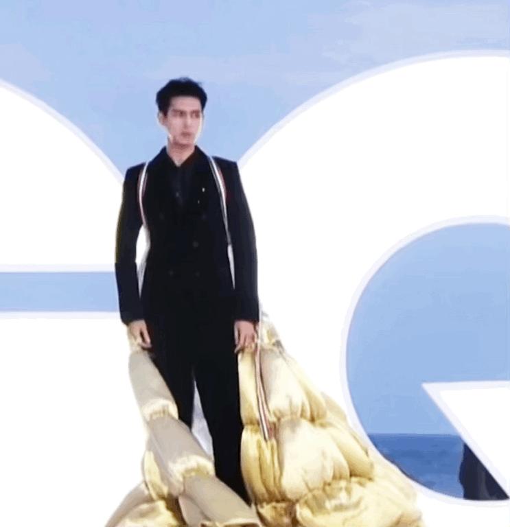 张嘉倪黑裙和网红同框,张嘉倪风波后首晒美照