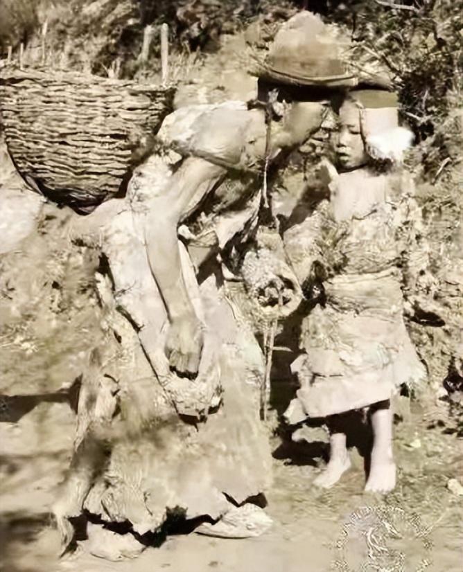 日军兽行：当着男人的面玷污了女儿，临走还残忍割下妻子乳房