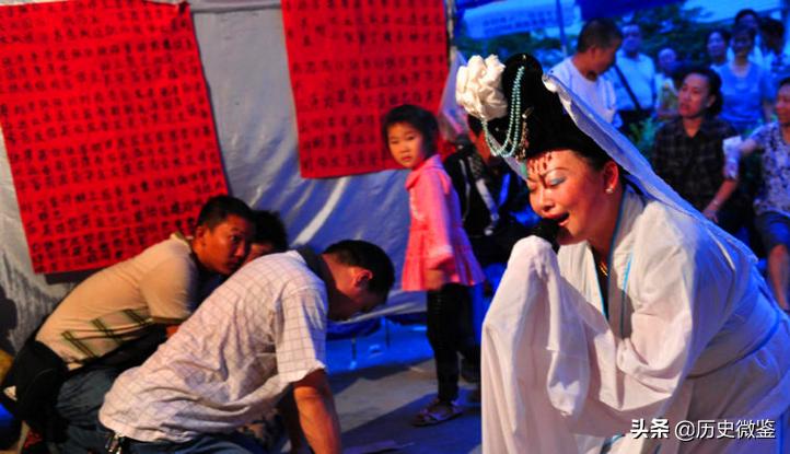 河南职业哭丧人一年磕头上万次,专业哭丧人月入达三万