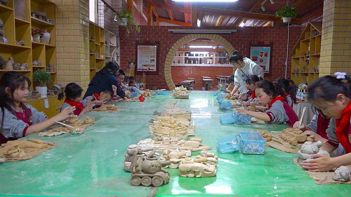 厚植爱国主义情怀树牢总体国家安全观