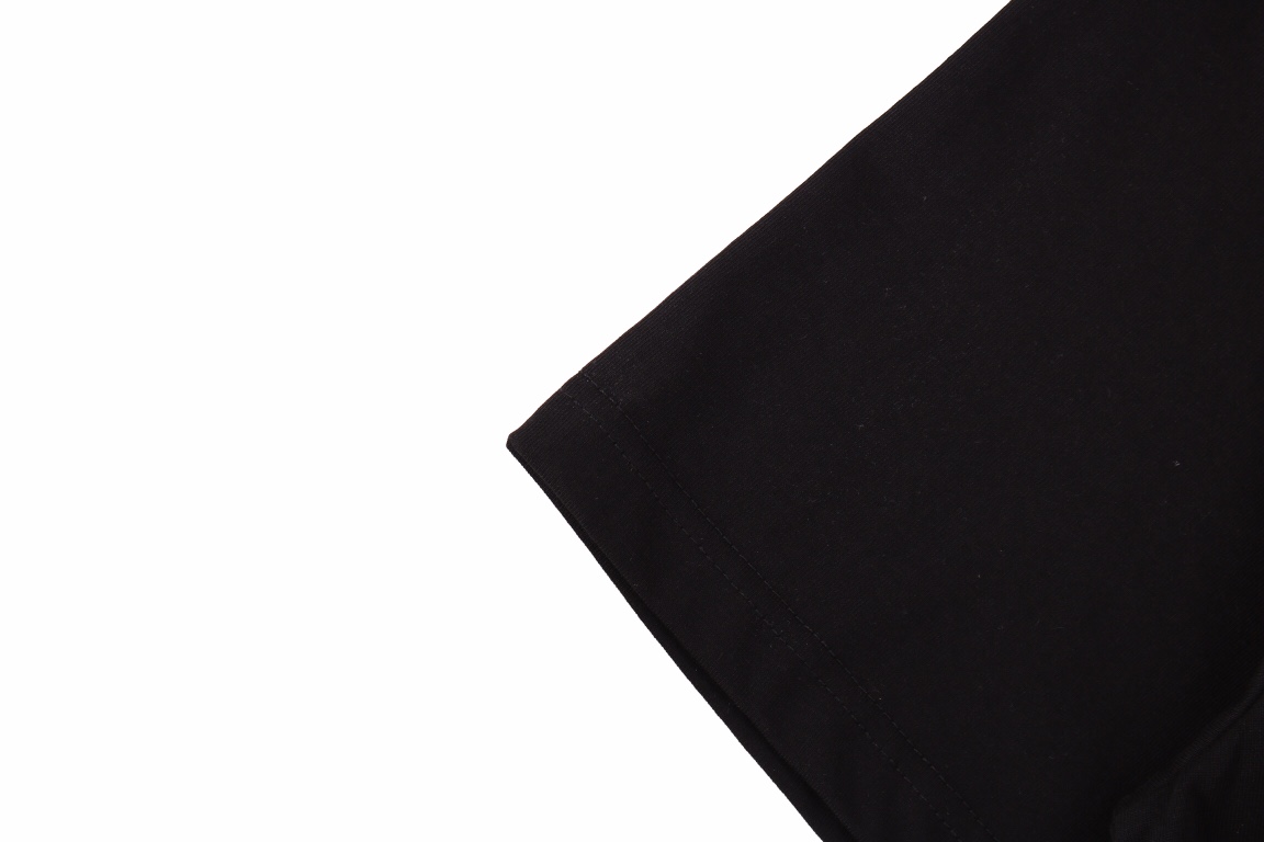 Evisu达摩印花短袖T恤这件T恤的侧面印花生动地勾勒出达摩图案