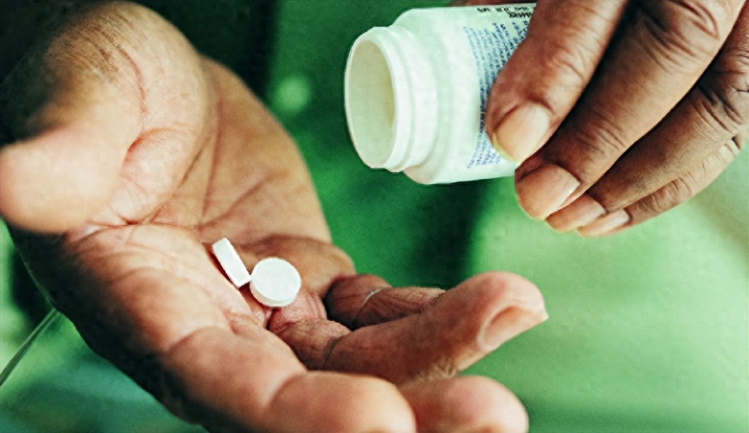 江苏51岁大姐醉酒被人扛走,51岁大姐醉酒被人扛走