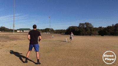 足球上一步踢球慢动作教学视频,足球一脚解围高球技巧