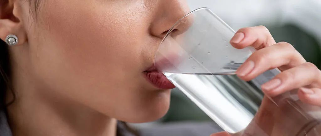 晨起第一杯水喝淡盐水还是蜂蜜水,每天盐水蜂蜜水柠檬水换着喝