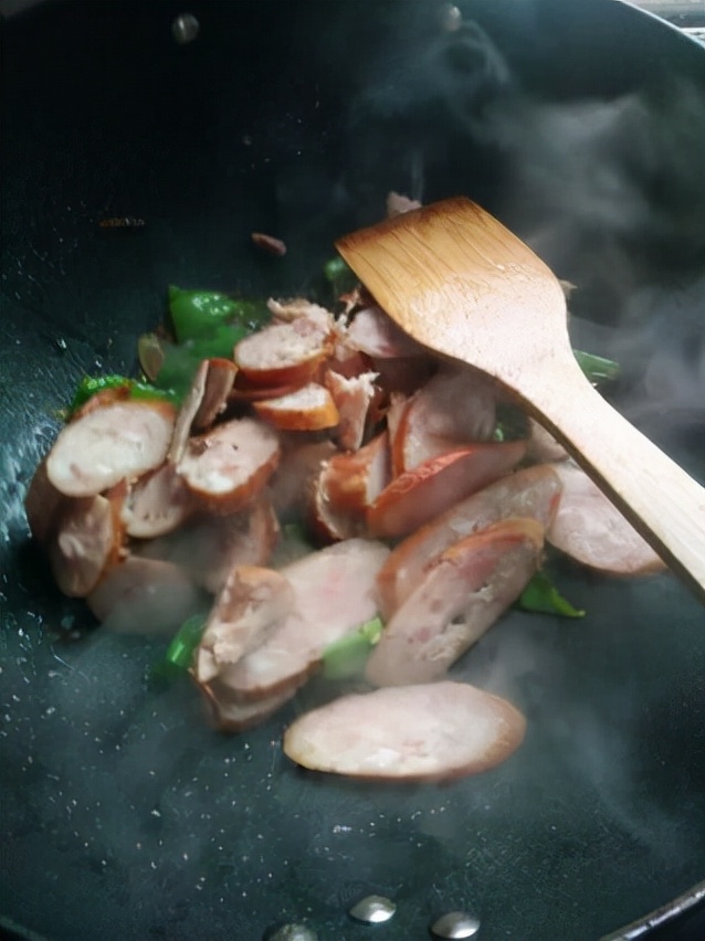 辣麻肠香炒菜做法,熏肠炒辣椒粉怎么做