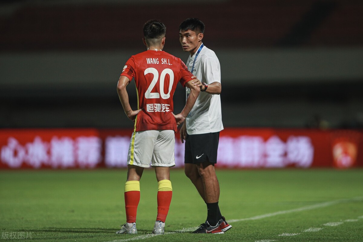 郑智带领广州恒大训练不放弃争冠,郑智上任签约鲁能球员