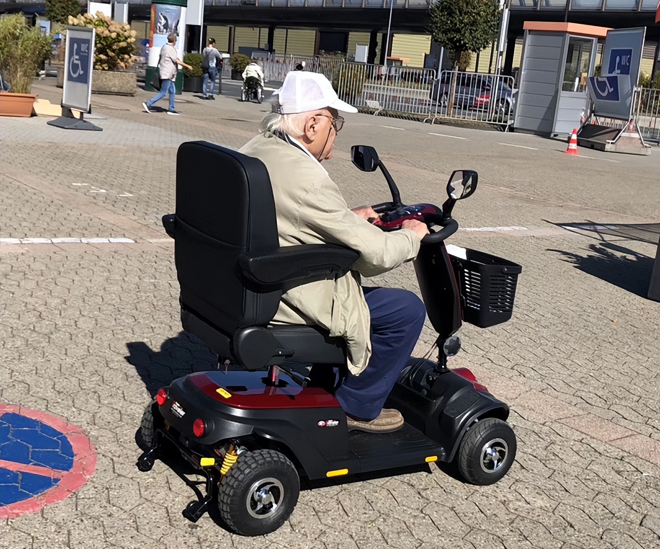 雅迪c12电动三轮车官网介绍,雅迪老年人三轮车