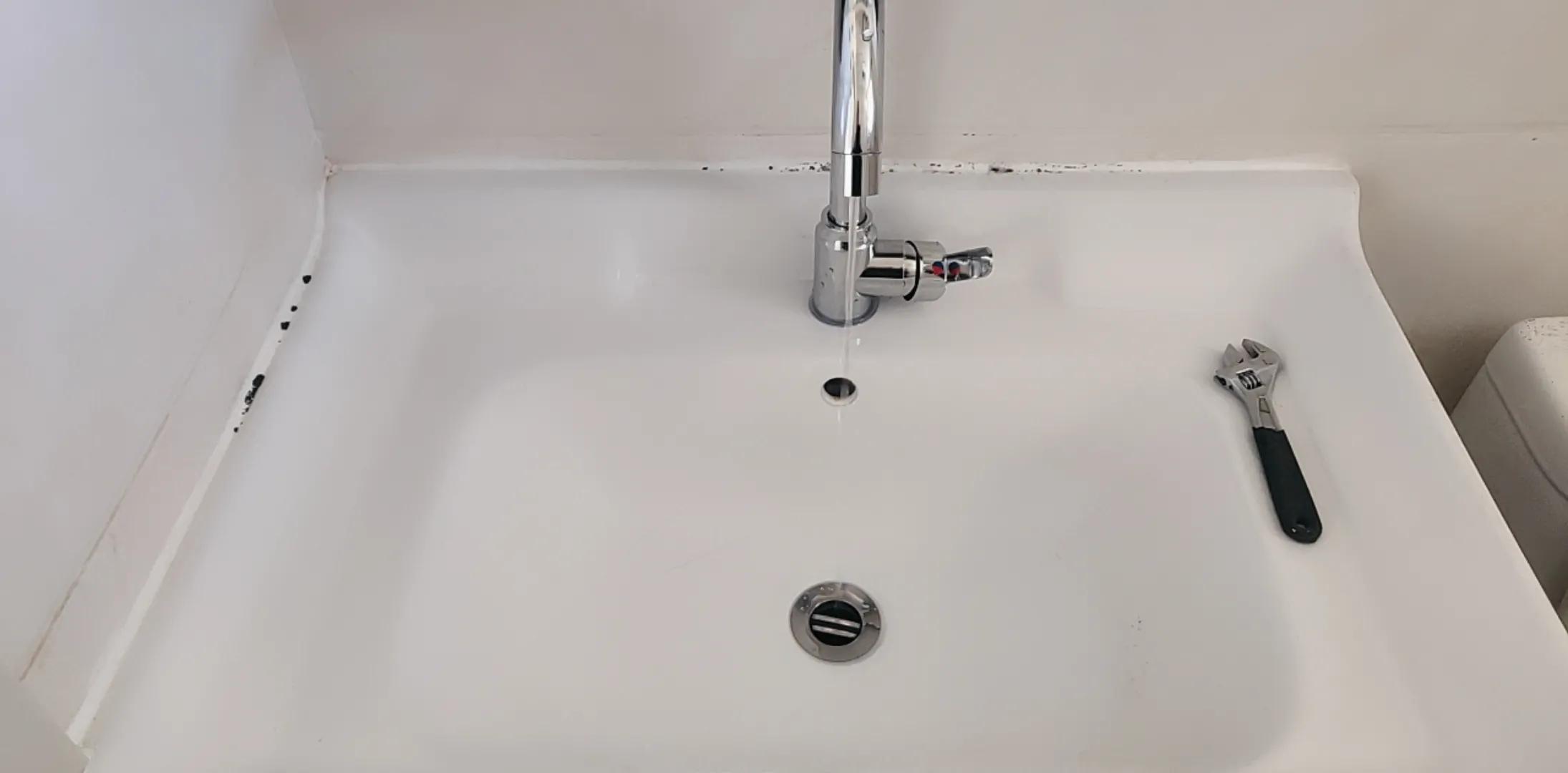 浴室明管冷热水龙头安装示意图,洗手盆水龙头冷热软管如何安装