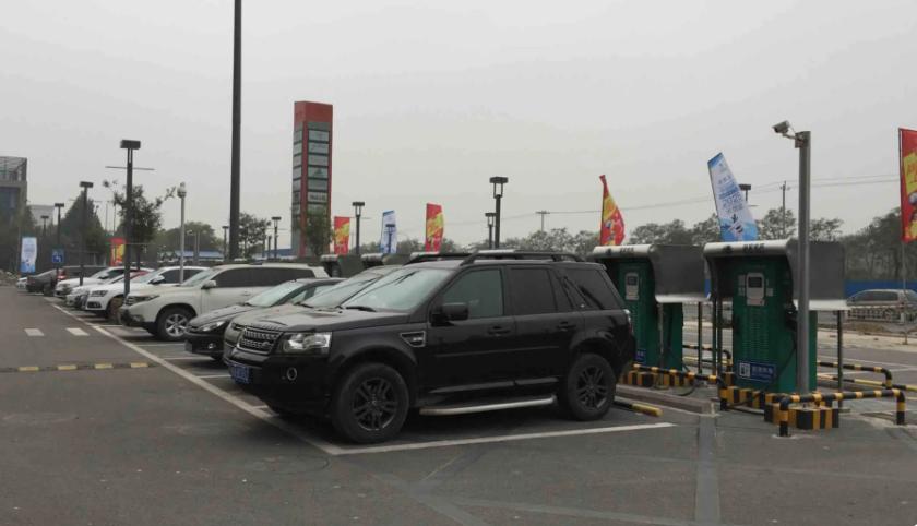 买车太纠结，想租电动车先体验一番，没想到请来一个“爹”