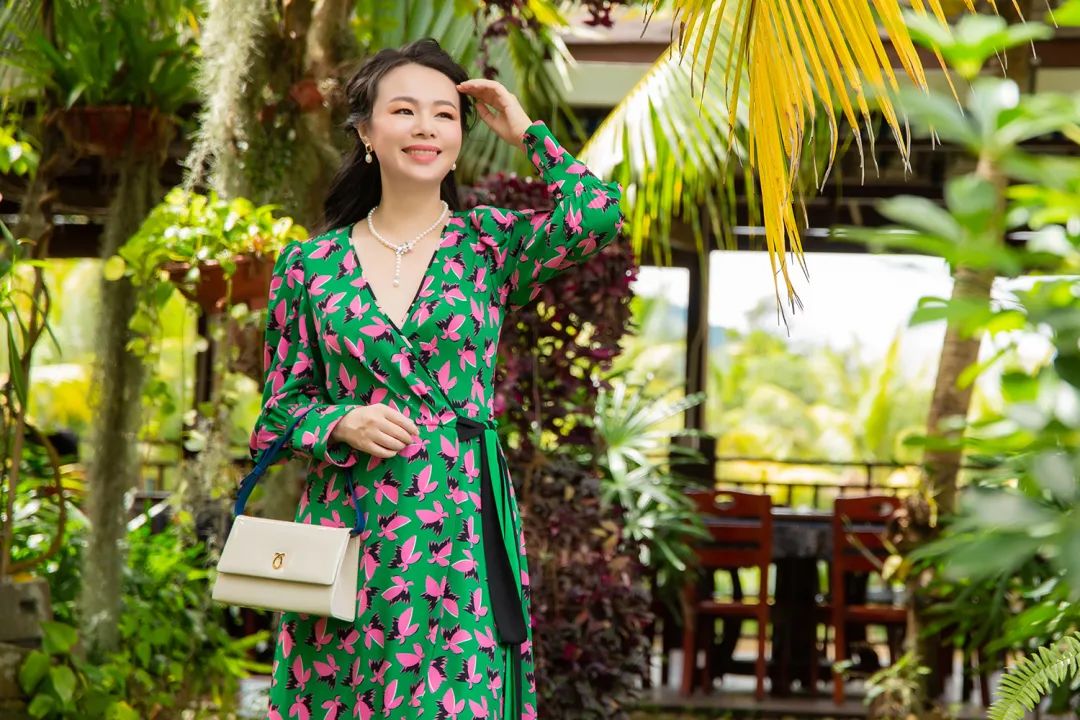 英国女王最喜欢的包包牌子,英国女王拿的包包价格