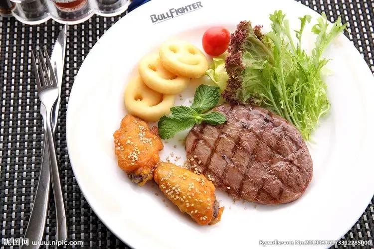 西餐安排座次时应遵循哪些礼仪,西餐礼仪女士们应该从哪一边离座