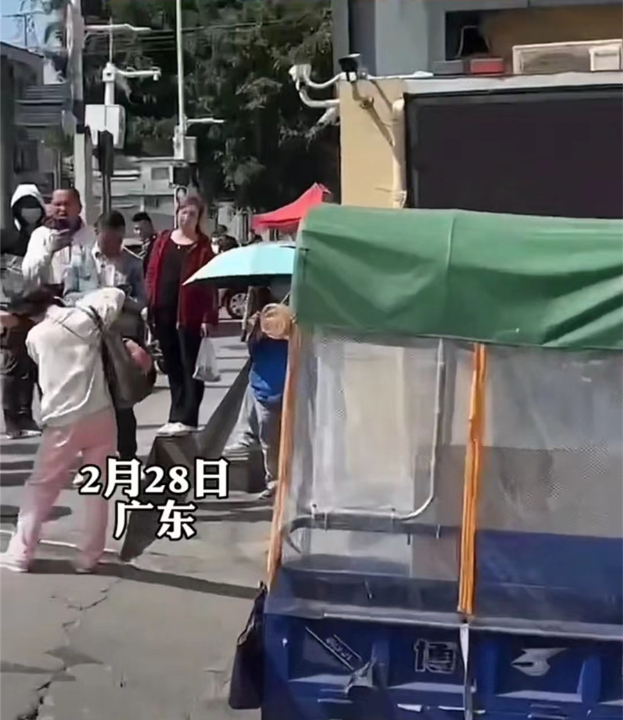 广东女子遭老公暴打后续,破坏别人家庭当街被暴打