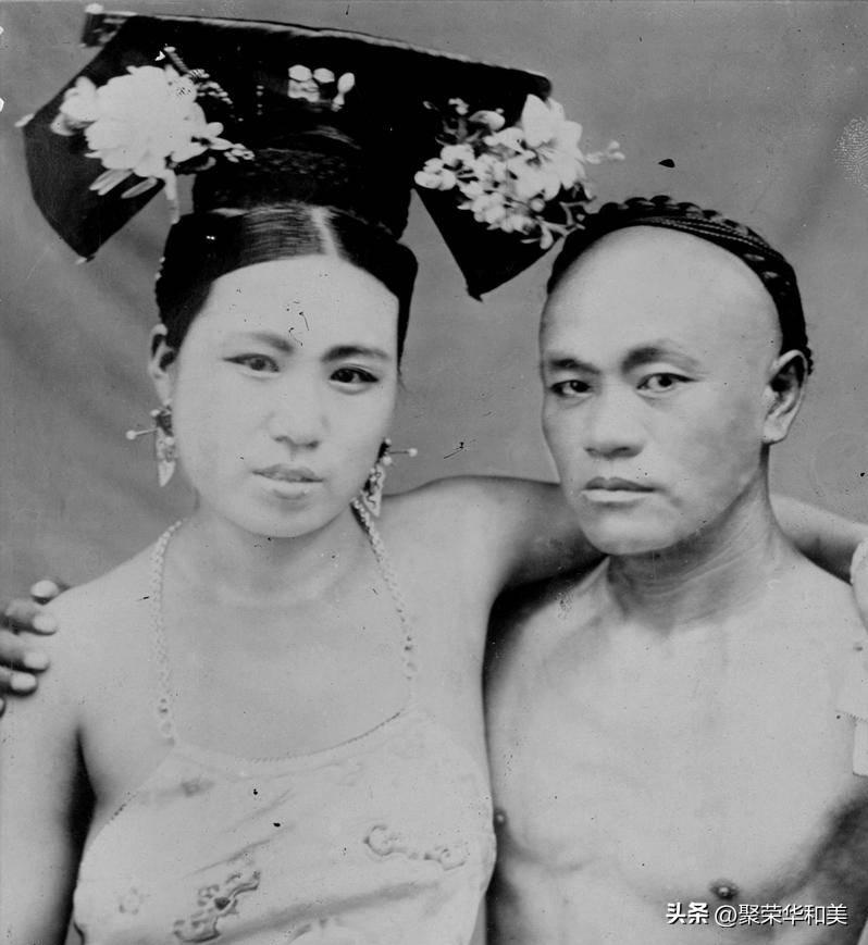 高清老照片：旗人格格大腿岔开豪放洗衣，地主三妻四妾不输女明星