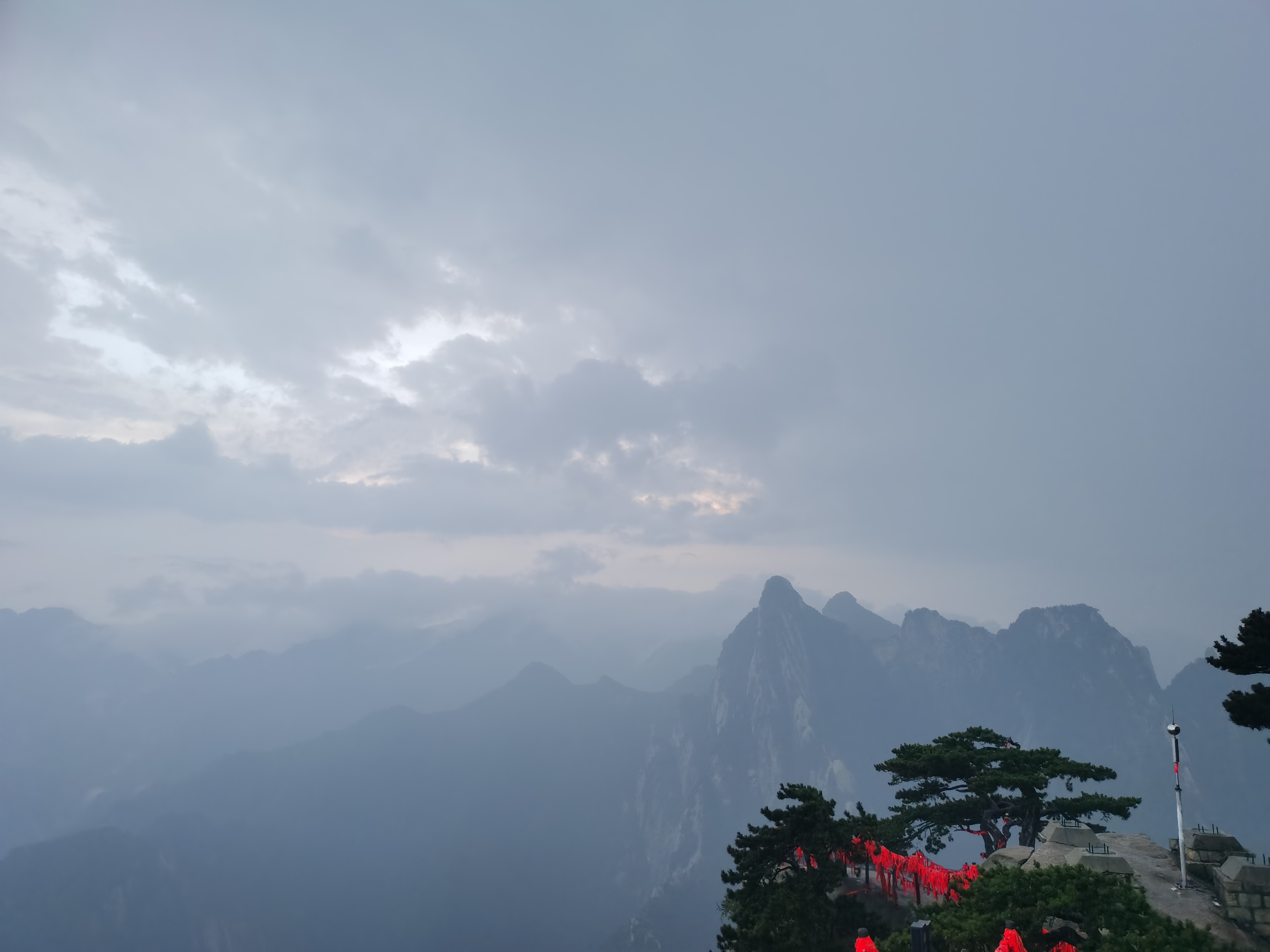 徒步华山悲惨场景,徒步华山要过哪些景观