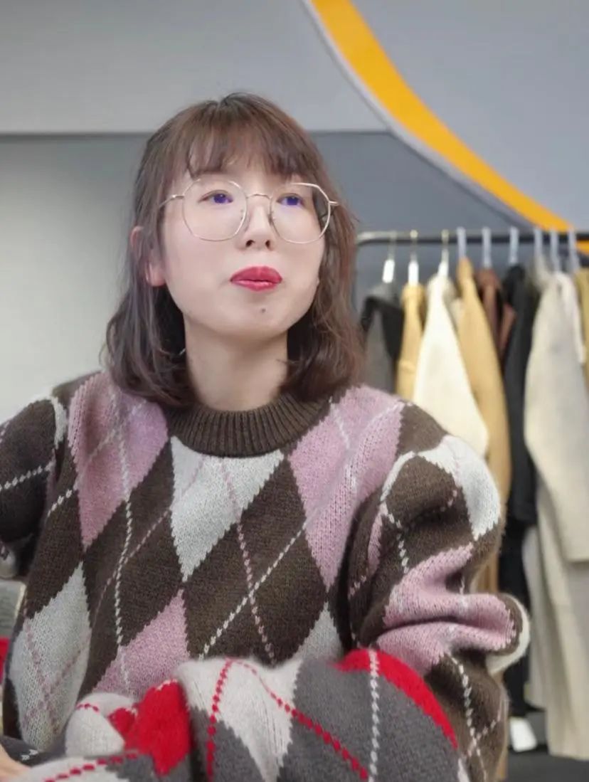 老板娘亲自上阵单兵作战,老板娘上阵直播卖货