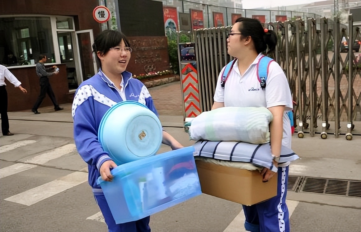 中学生住校好还是走读好,初中生是住校还是走读比较好