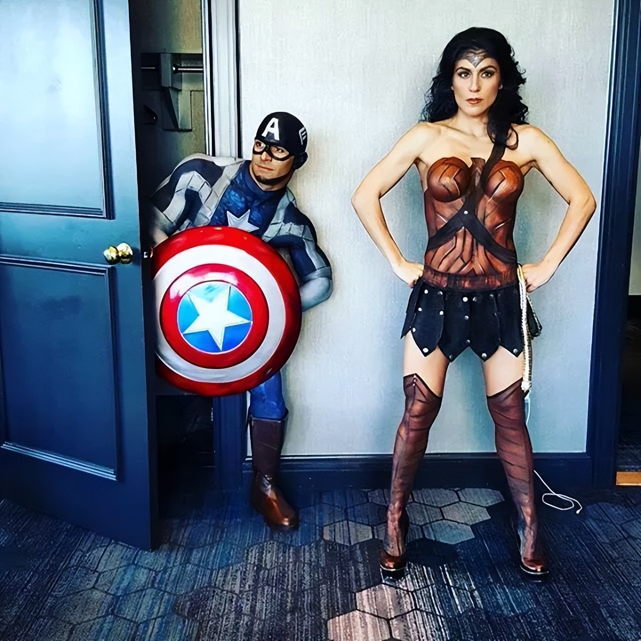 美女们一丝不挂就出门了，竟无人看出这是画的，网友：行为艺术吧