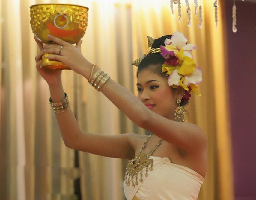 泰国“人妖”对各国评价：韩国人小气，为何评价中国人就一个字？