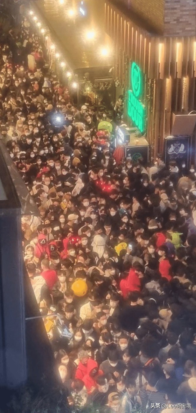 韩国发生重大*踏事踩**故悲剧发生时仍有人在尽情玩闹“娱乐至死”