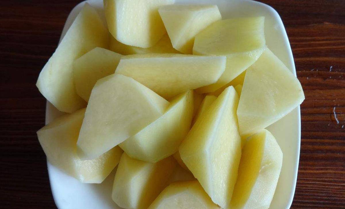 80岁老人吃芹菜有什么功效养身,土豆和芹菜的功效与作用