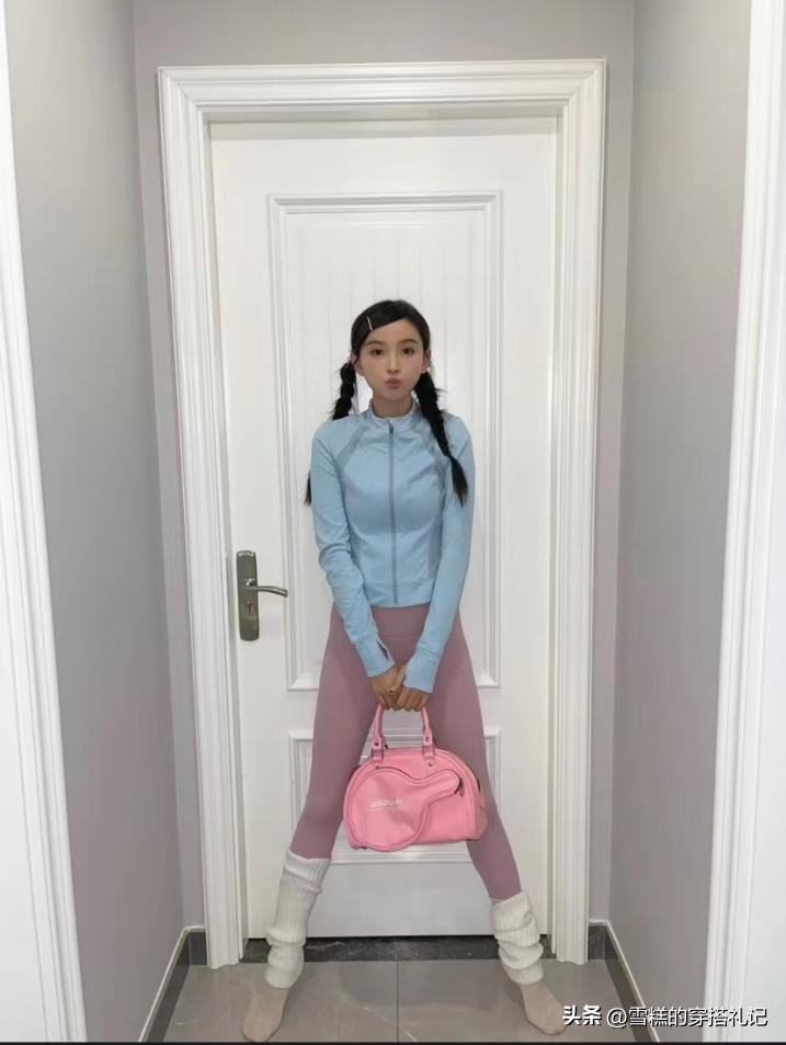 瑜伽裤外穿瑜伽服也能搭出时尚感,宽松裤瑜伽服穿搭白色