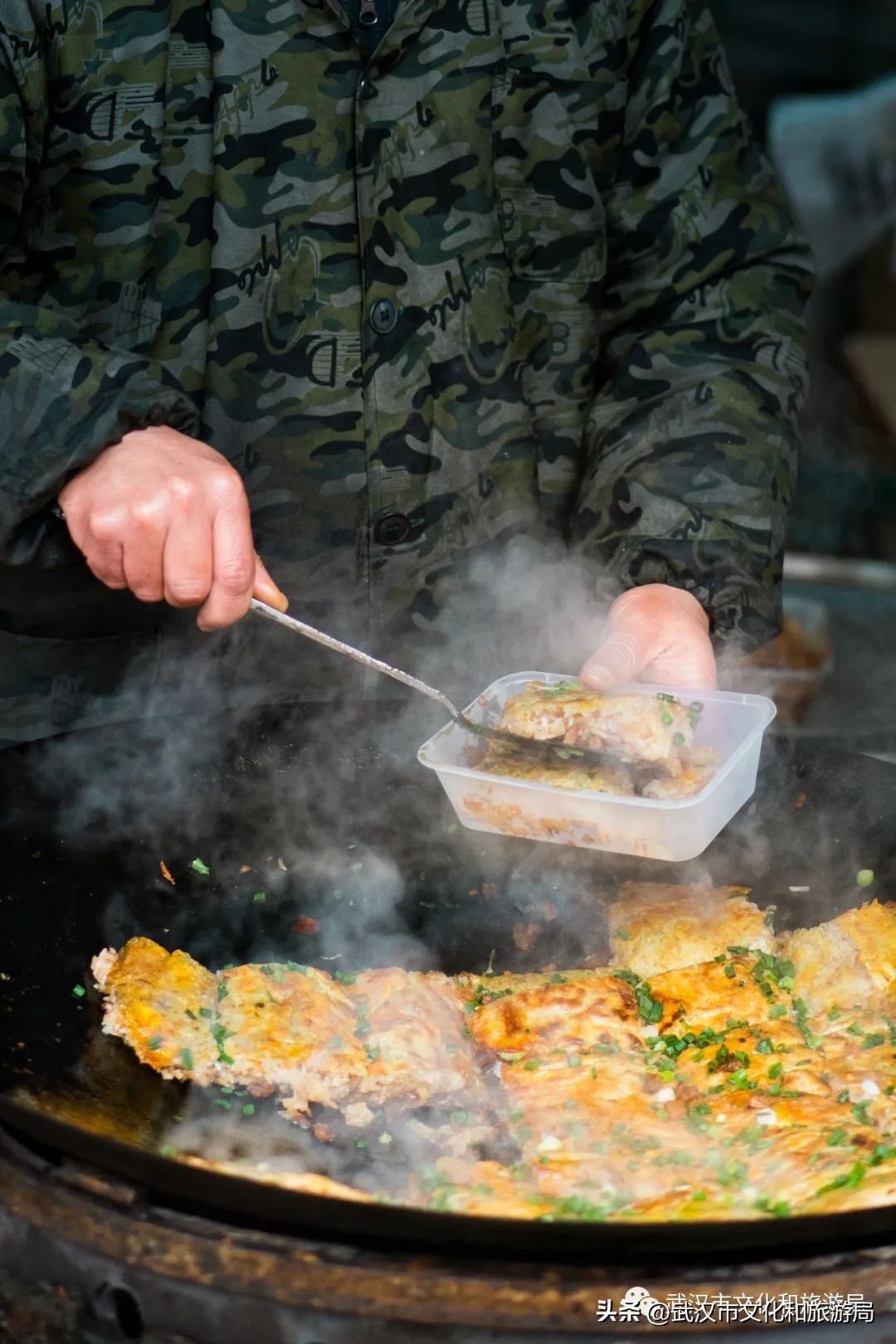 武汉人在江边,一个人在武汉江边