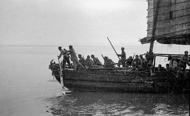 为了胜利渡江，二野北方“旱鸭子”士兵变成“浪里白条”