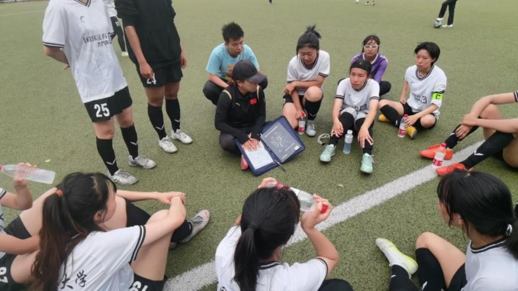 她曾是中国女排传奇队长,中国女足队史最年轻队长