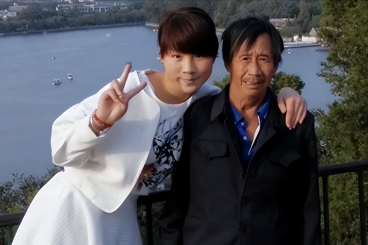 河南老汉捡到弃婴24年后带去旅行,老汉捡废品收养弃婴25年后续