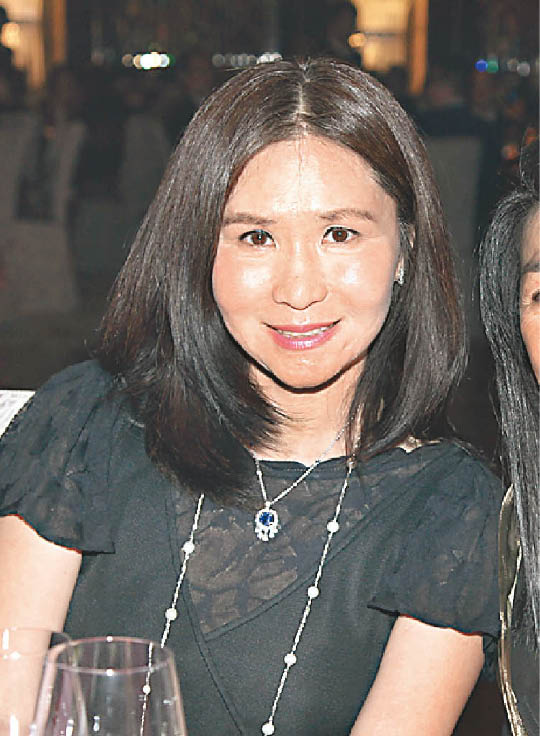 裘锦兰：嫁姐夫独吞13亿遗产，百亿家族独女欠债除夕夜状告继母