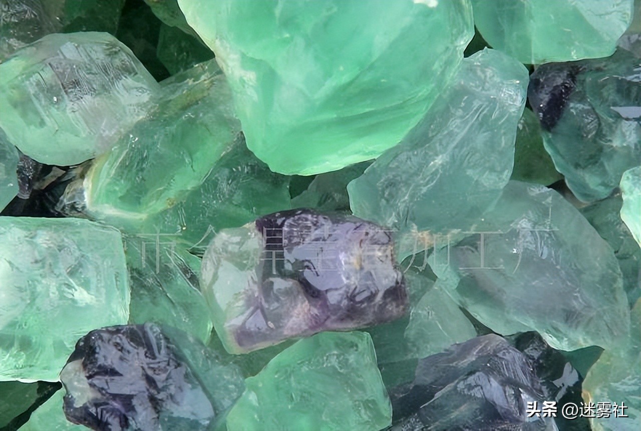 河南老汉花600元买发光水晶，深夜发出强光，专家：这只是萤石