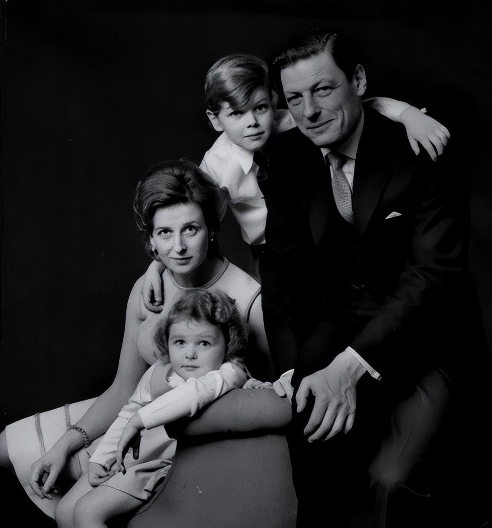 菲利普亲王与蓝血公主啥关系,伊丽莎白二世女王的堂妹