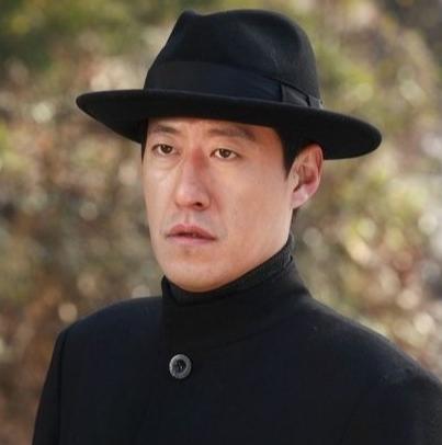 表面很正派的伪君子,表面正人君子实际上腹黑小说