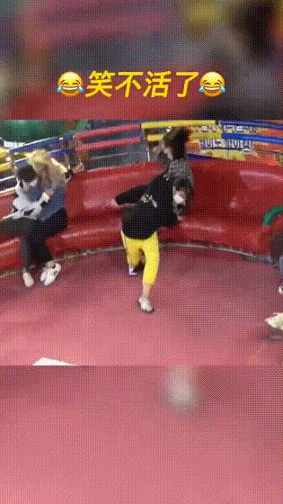 “姑娘，你知道衣服上的字是什么意思吗？”哈哈哈自信的姑娘最美