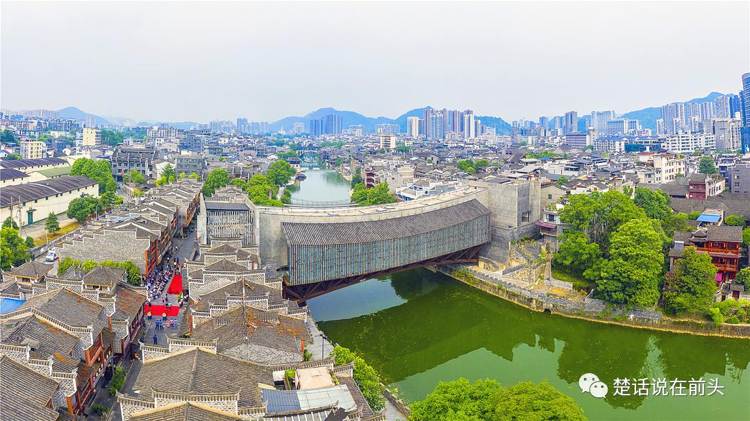 去凤凰感受沈从文笔下的古城,去凤凰古城可品尝到哪种美食