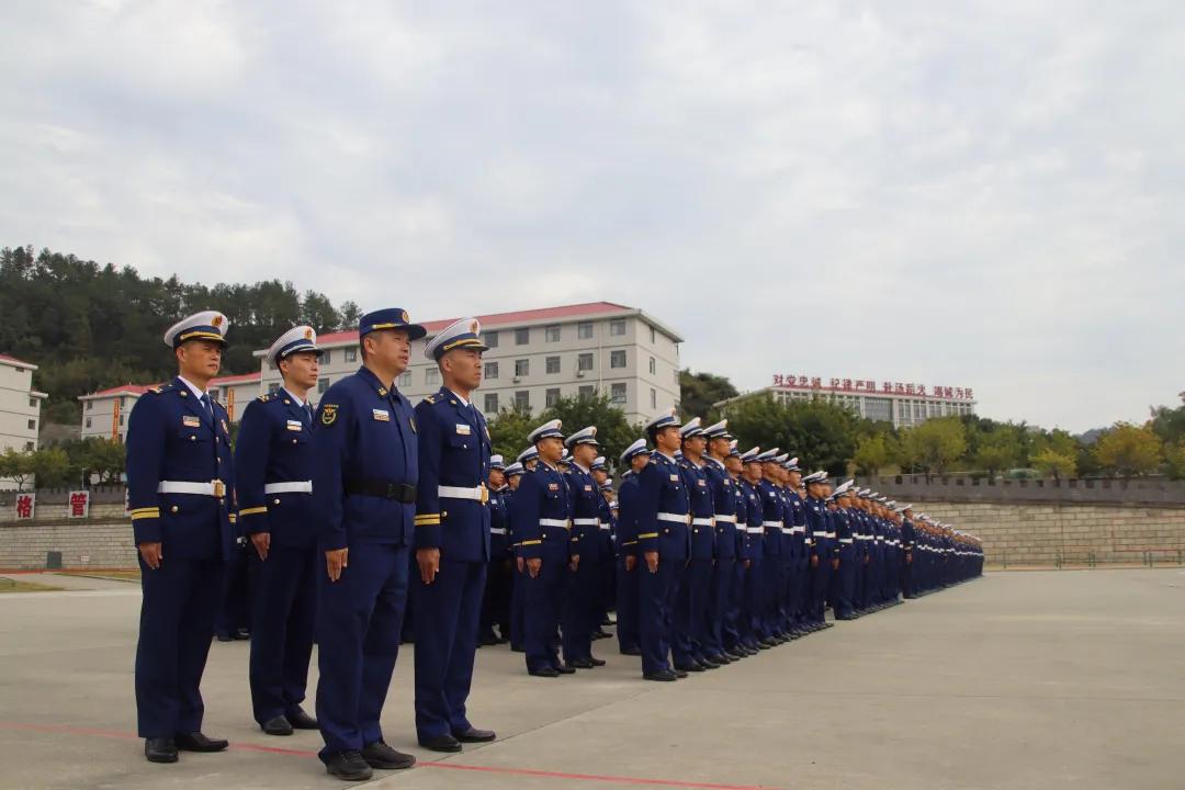 新消防员队列训练,消防员阳光下队列训练