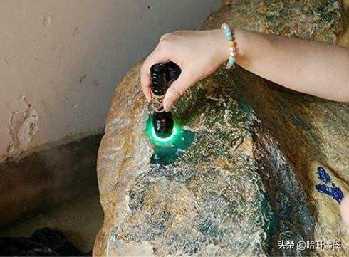 4000万的翡翠原石开了20亿,4000万切出来20亿的石头照片