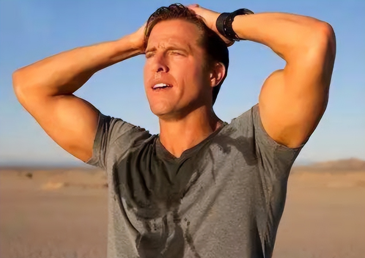 中医背上老出汗是怎么回事,动不动就出汗中医教你健脾燥湿