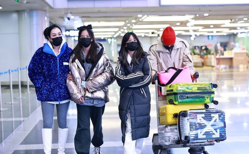 钟丽缇穿橘色运动装,钟丽缇身穿一身豹纹运动装