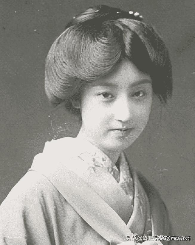 【晚清*楼青**旧影】女子丰乳肥臀，媚态撩人，风姿依旧！