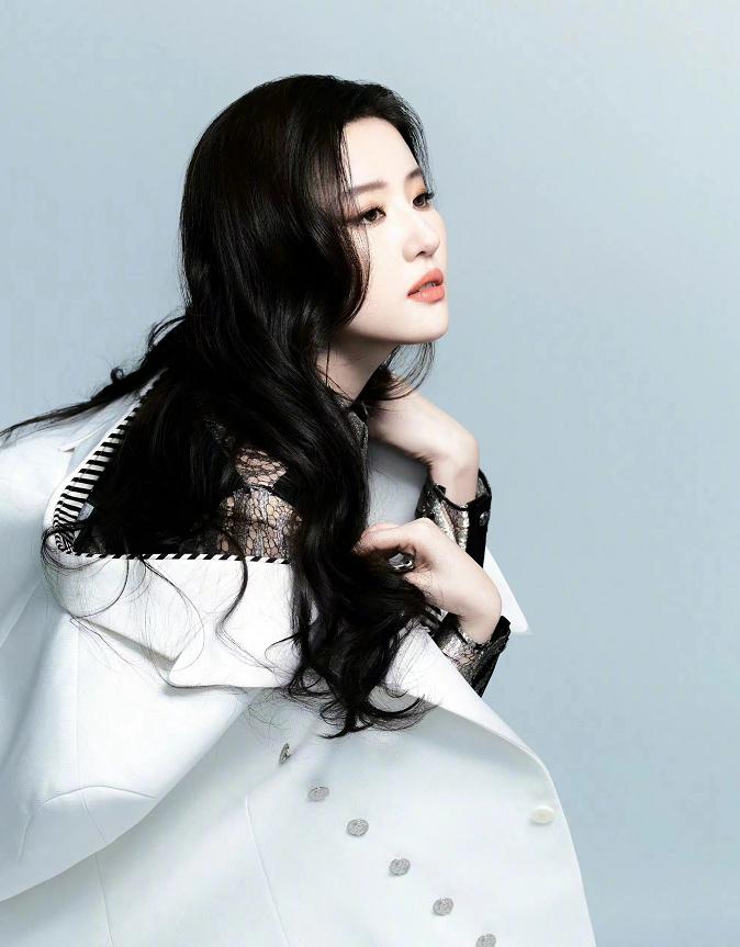 刘亦菲lv最新造型,刘亦菲vogue穿搭