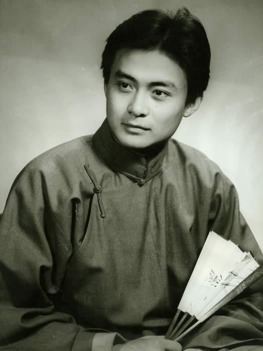 演员邢岷山:和老师女儿结婚,英雄救美被毁容,老婆女儿是心肝